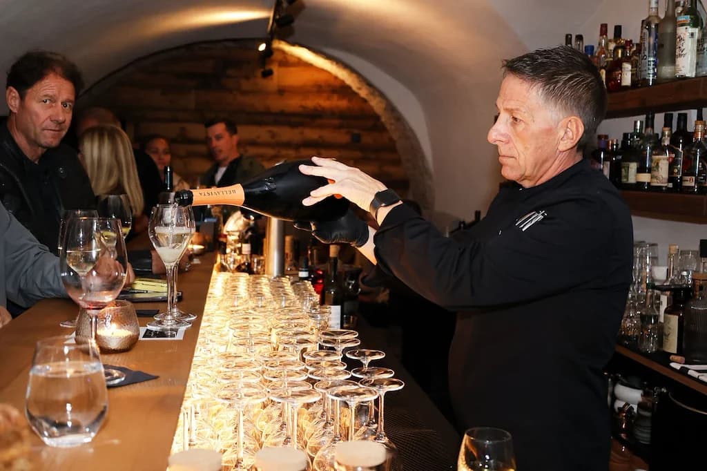 Massimiliano Arioni schenkt Franciacorta an der Bar der Bottega 11 ein