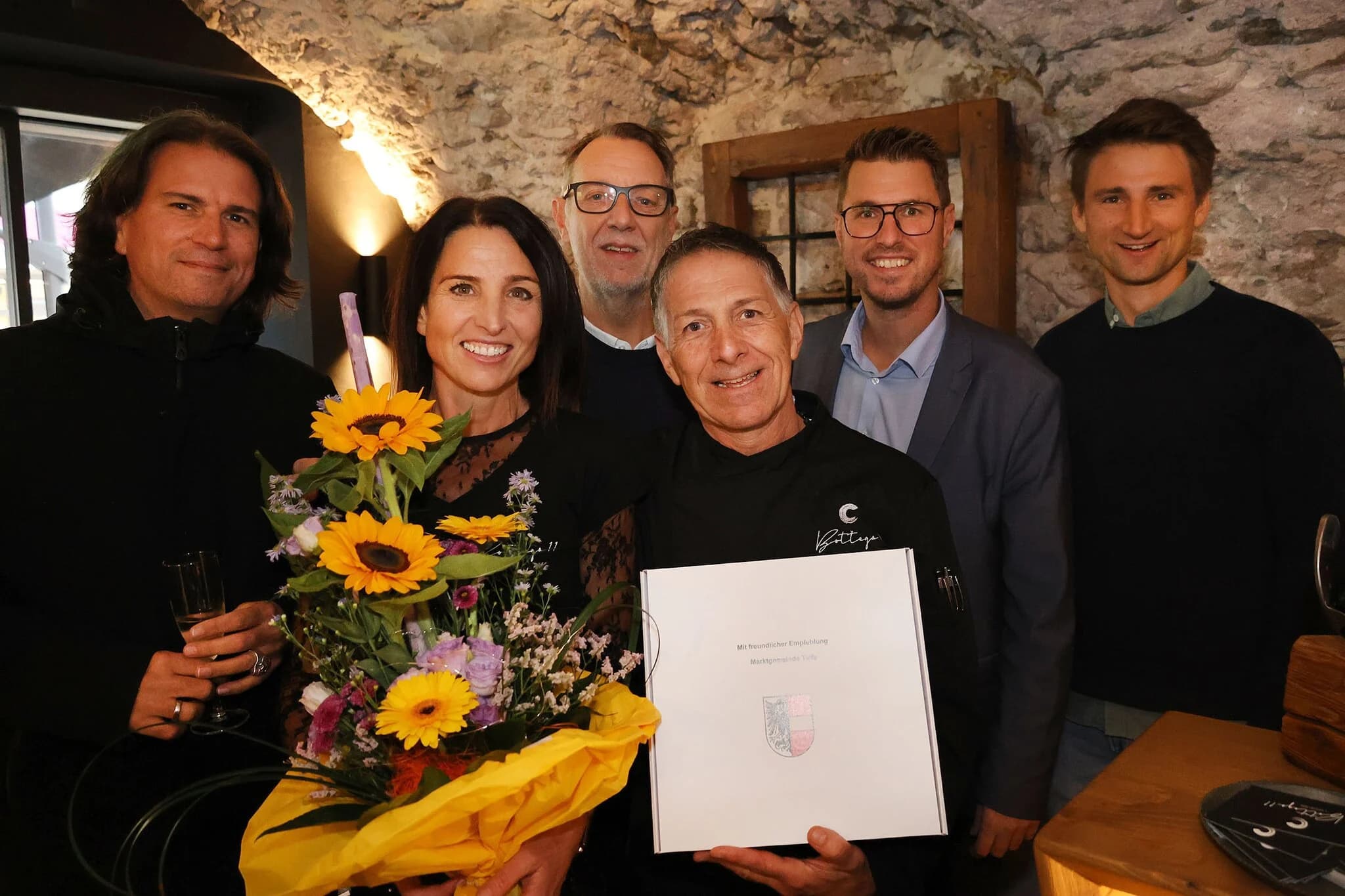 Susanne und Massimiliano Arioni mit Blumen und Vertretern der Marktgemeinde Telfs