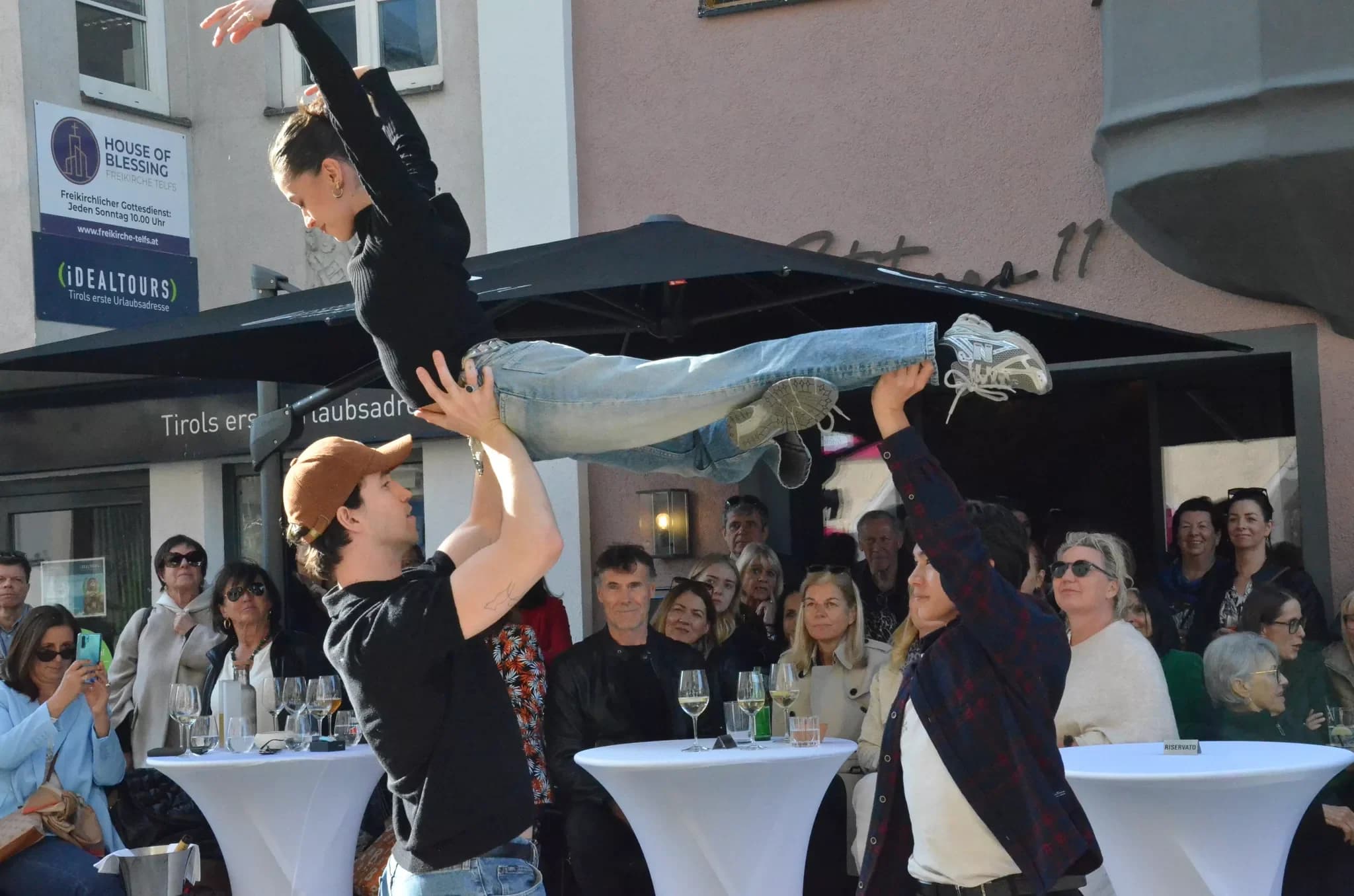Tänzer der Limonada Dance Company vor der Bottega 11