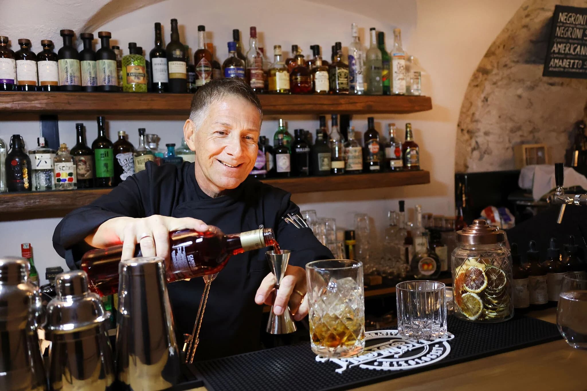Massimiliano gießt Campari in einen Jigger